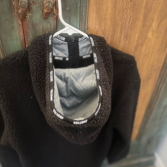 JUSTICE Girls Hoodie Sweater in Black
SIZE 14/16 - Picture 5 of 6